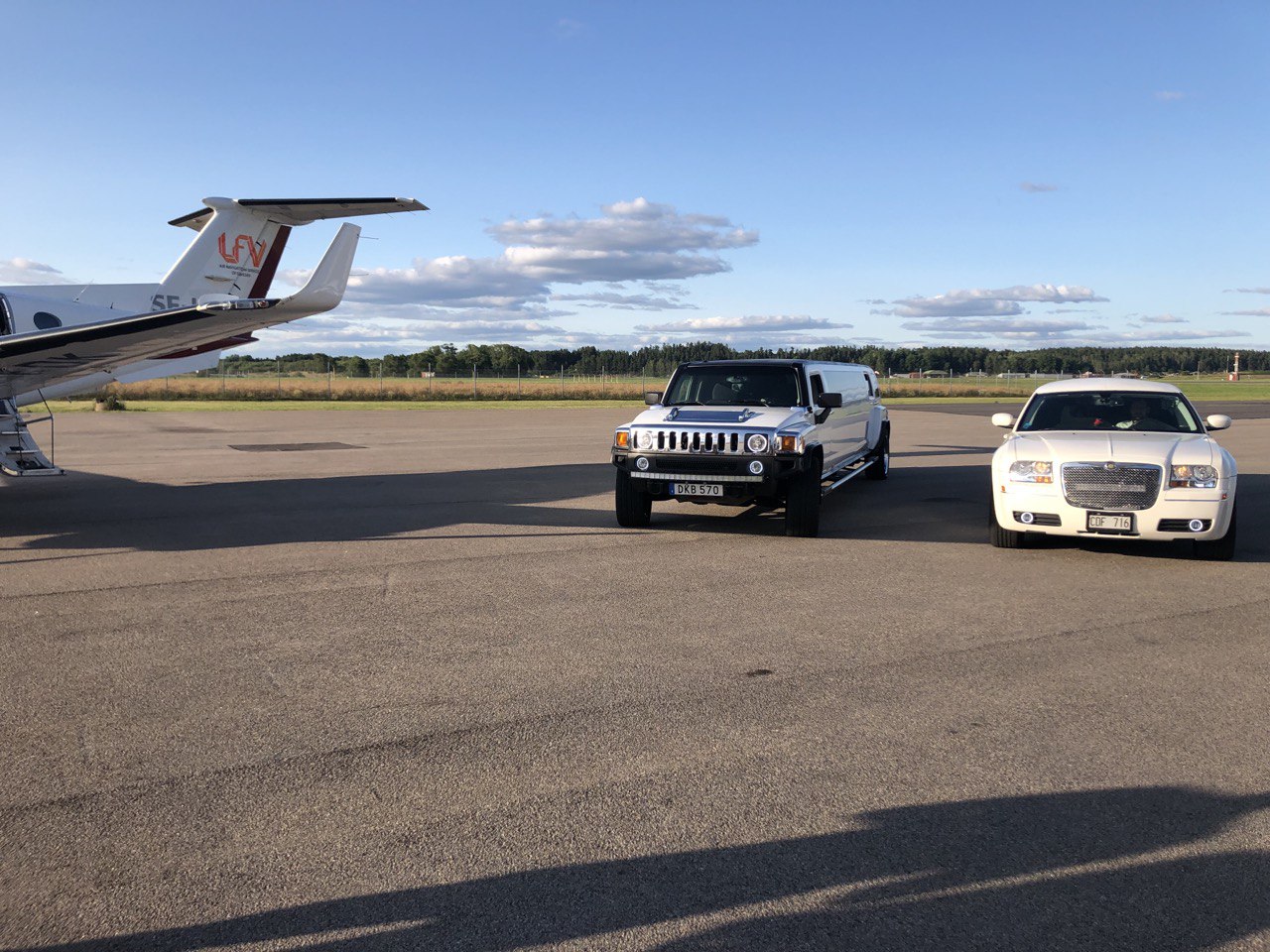 2 Limousiner uppradade bredvid flygplan