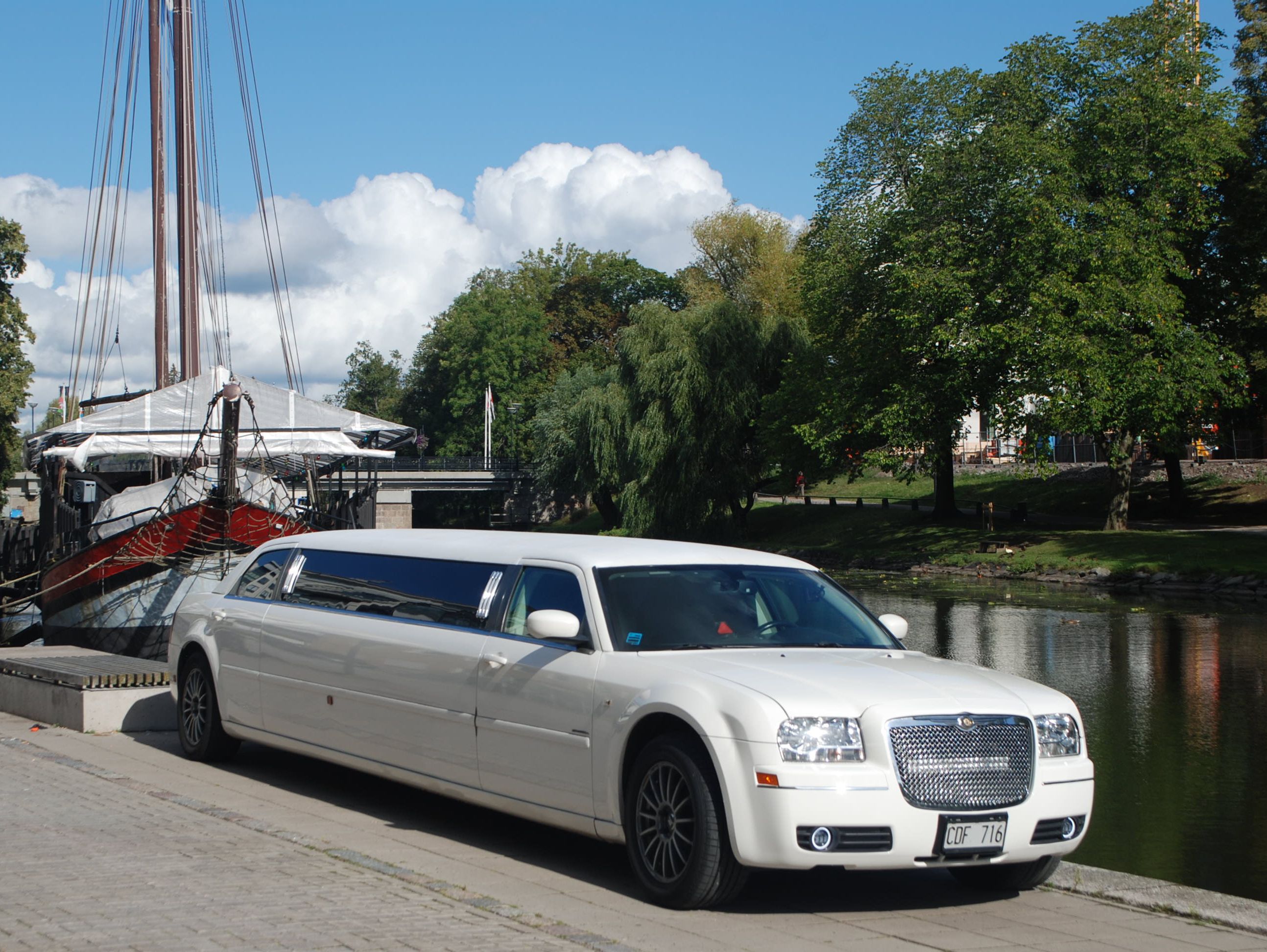 Vit limousine vid vatten solig dag